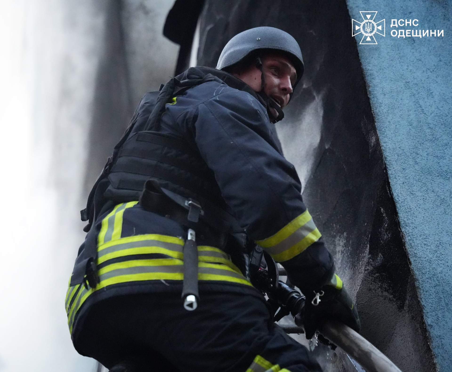 Пошкоджень від російської атаки зазнали вночі радіоринок та гуртожиток в Одесі