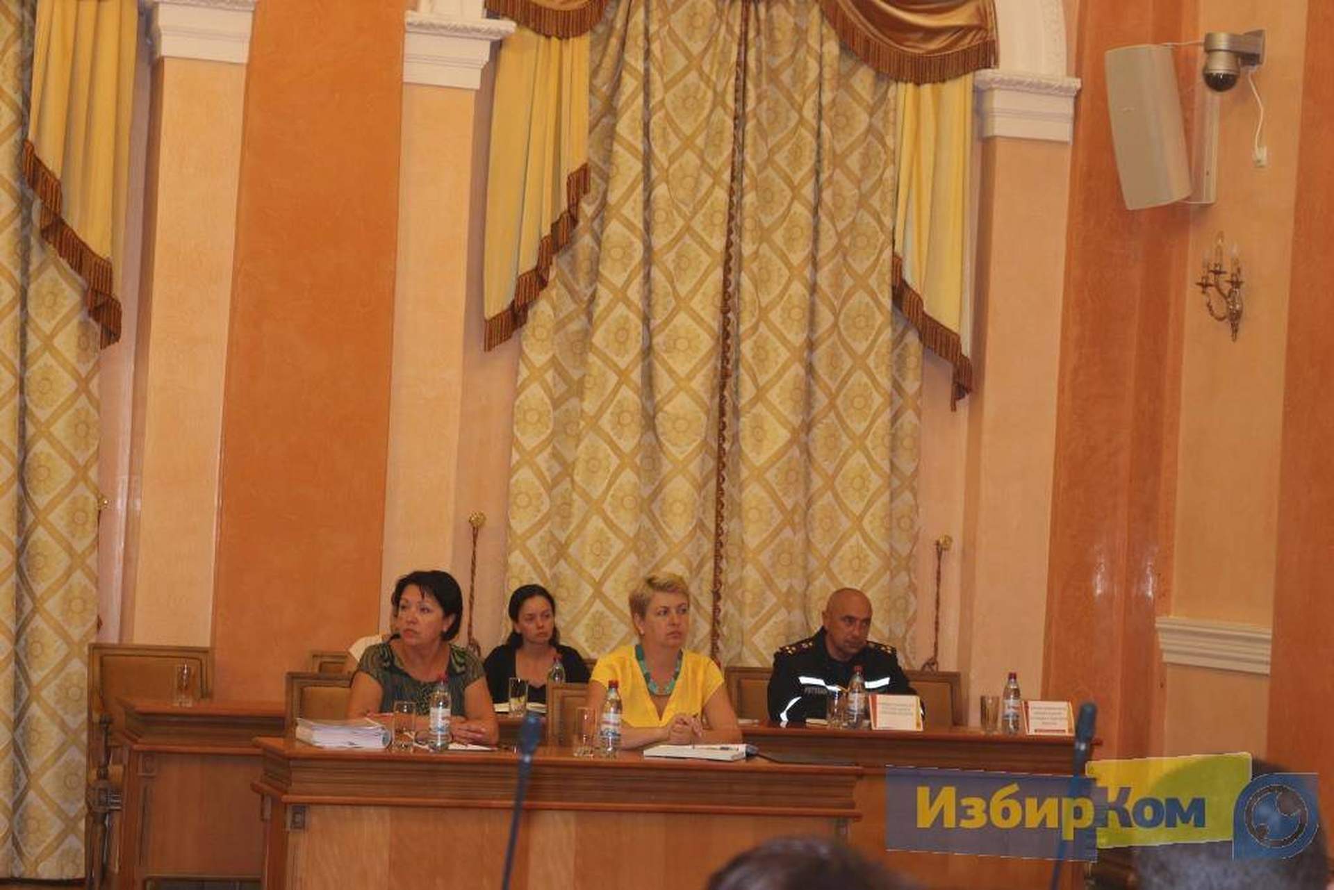 Неожиданная сессия Одесского горсовета: оцепление вокруг мэрии и сбор ради одного вопроса