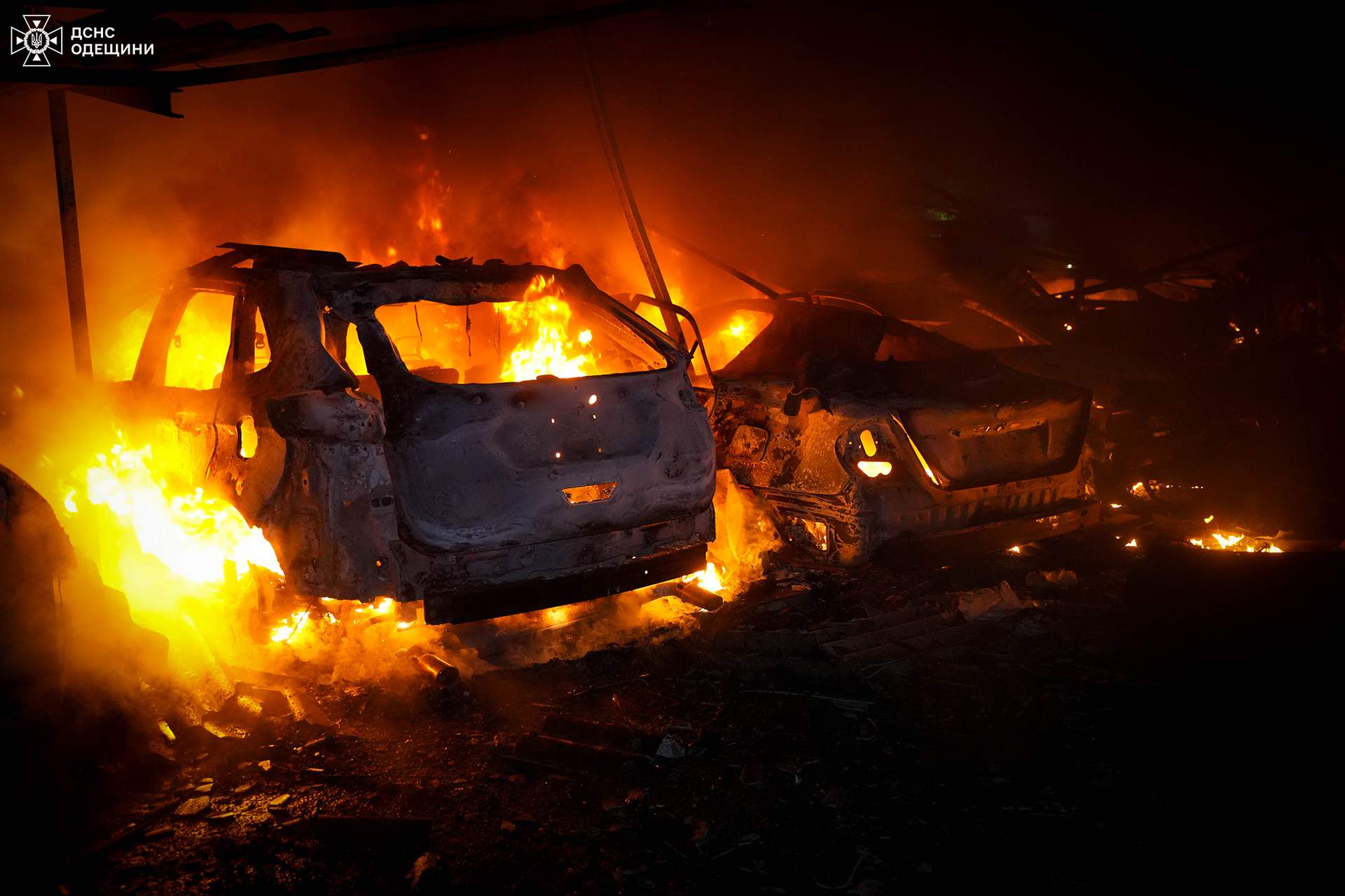 Внаслідок російської атаки в Одесі вночі згоріли 20 авто