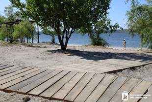 Безбар'єрність: в Миколаєві на прохання військового з інвалідністю облаштували доріжку до пляжу