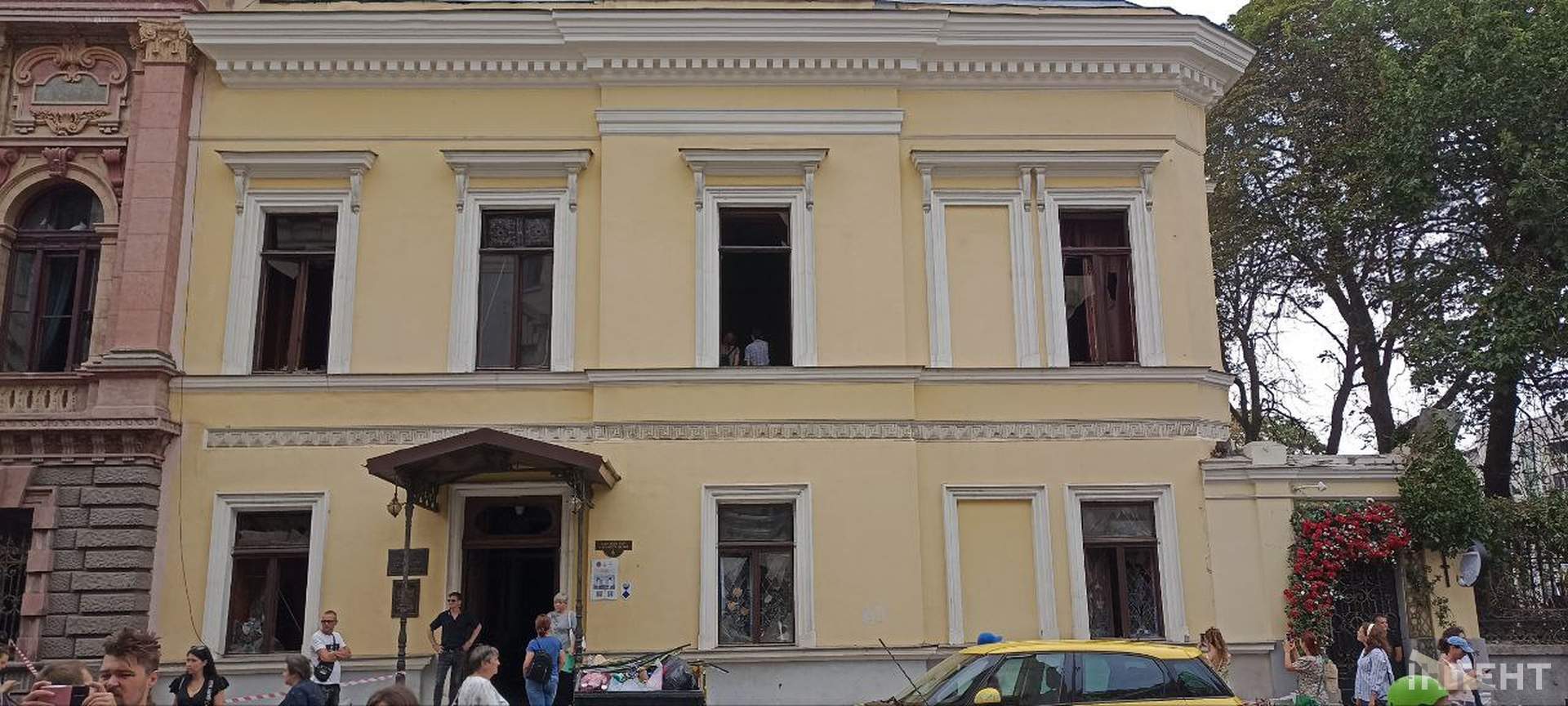 Наслідки нічної атаки росіян по Одесі в світлинах Інтента