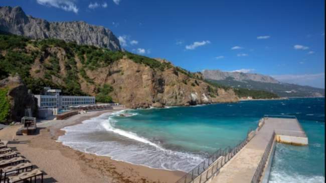 Cape Ai-Yuri and the beach of the sanatorium. PHOTO: ua.krymr.com