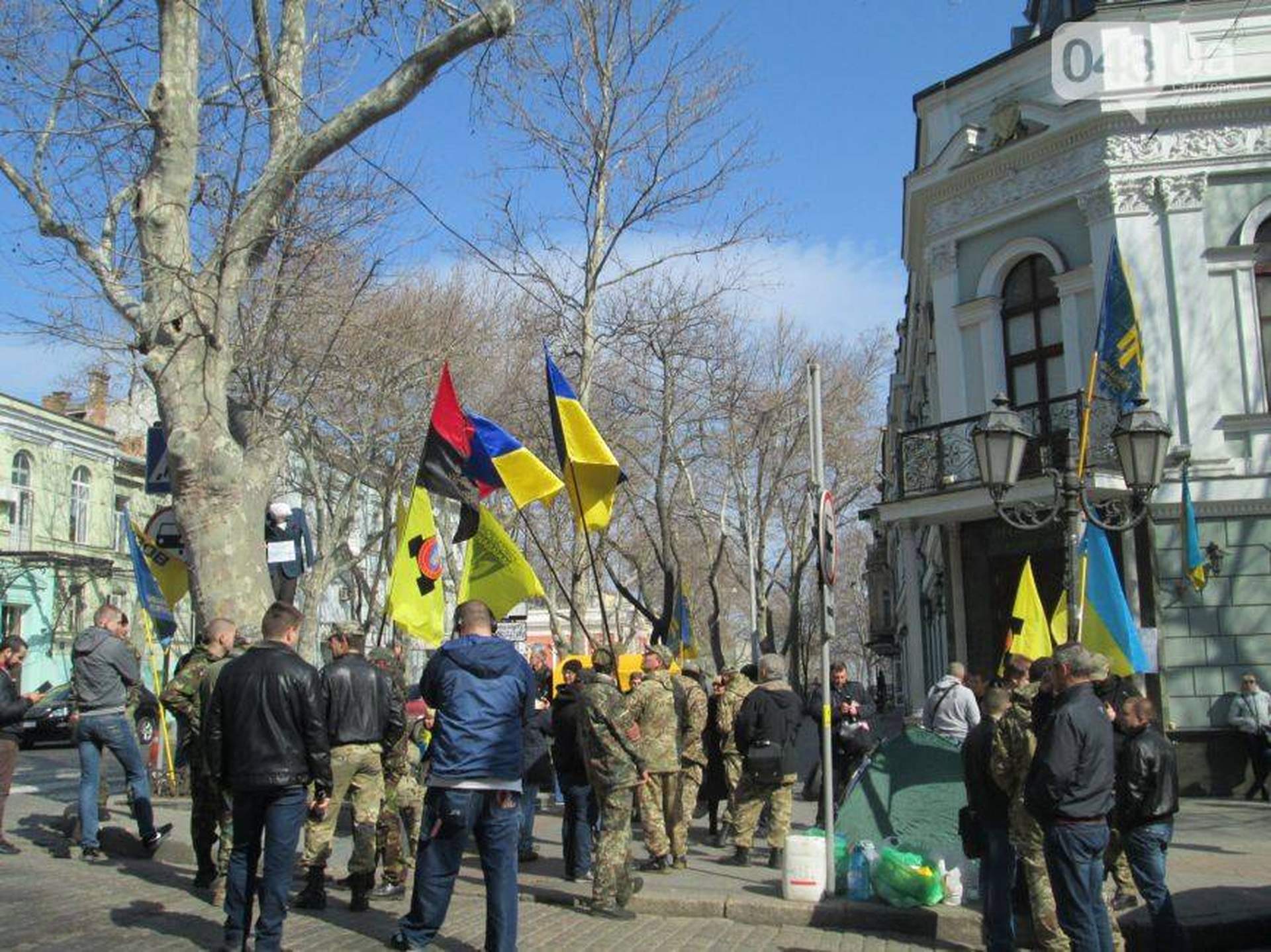 Перед дверью прокуратуры Одесской области сложили шины и повесили чучело