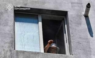 В Херсоні вогнеборці рятували заблокованих після обстрілу цивільних людей