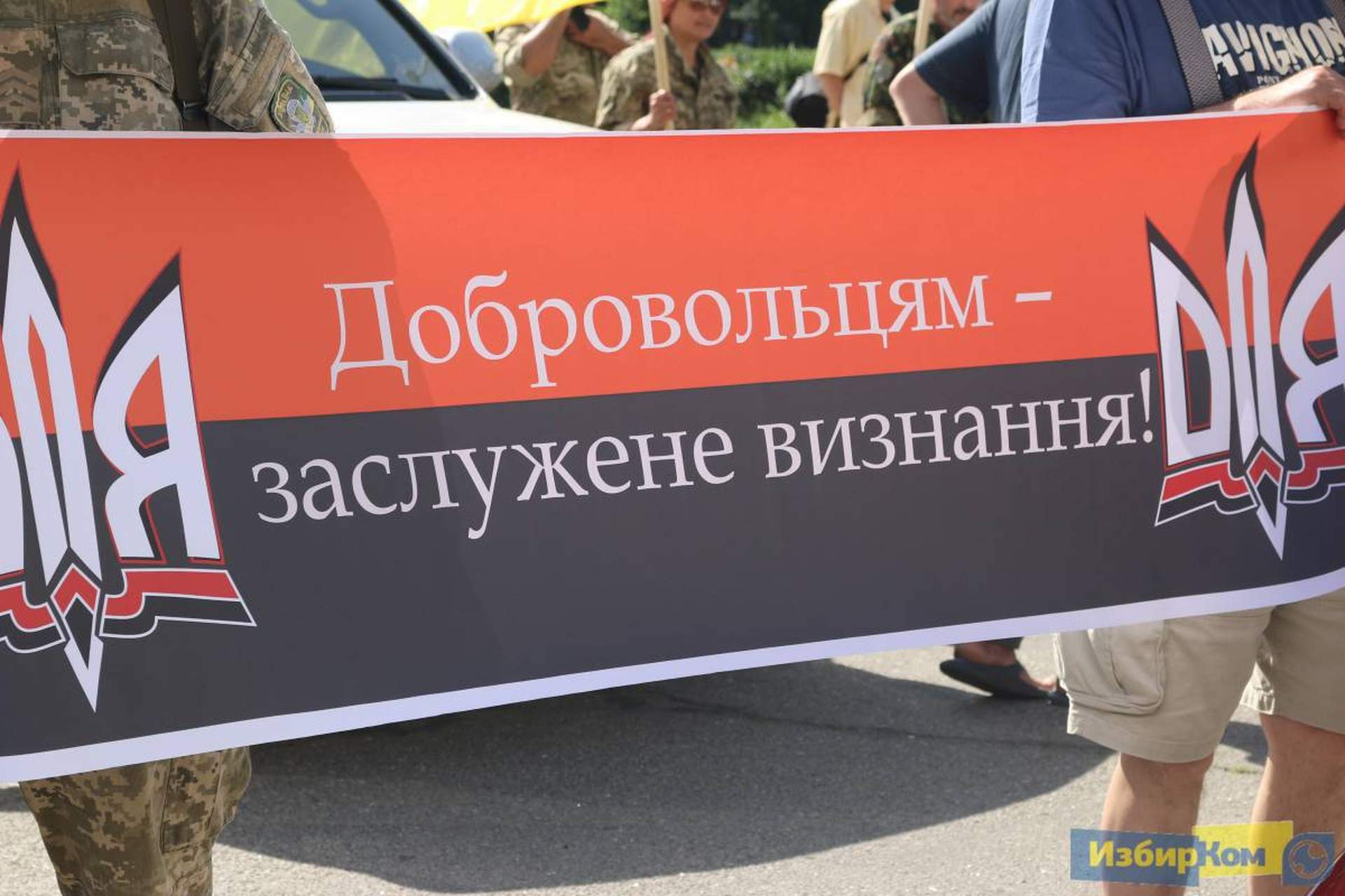 Сессия областного совета: шины, камуфляж и фото на память