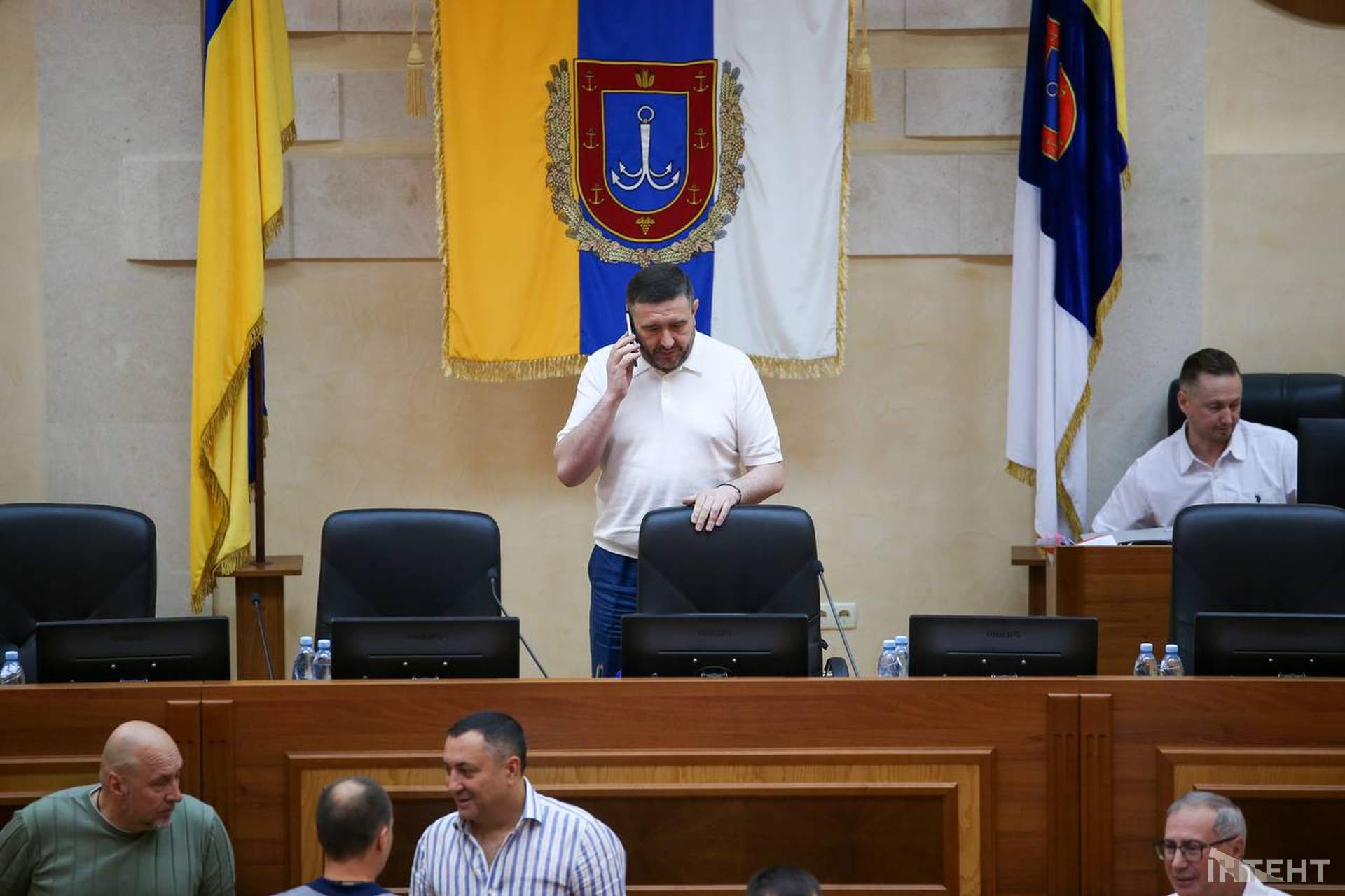 Бронювання охоронців замість медиків та підвищення зарплат: сесія Одеської облради у світлинах Інтента