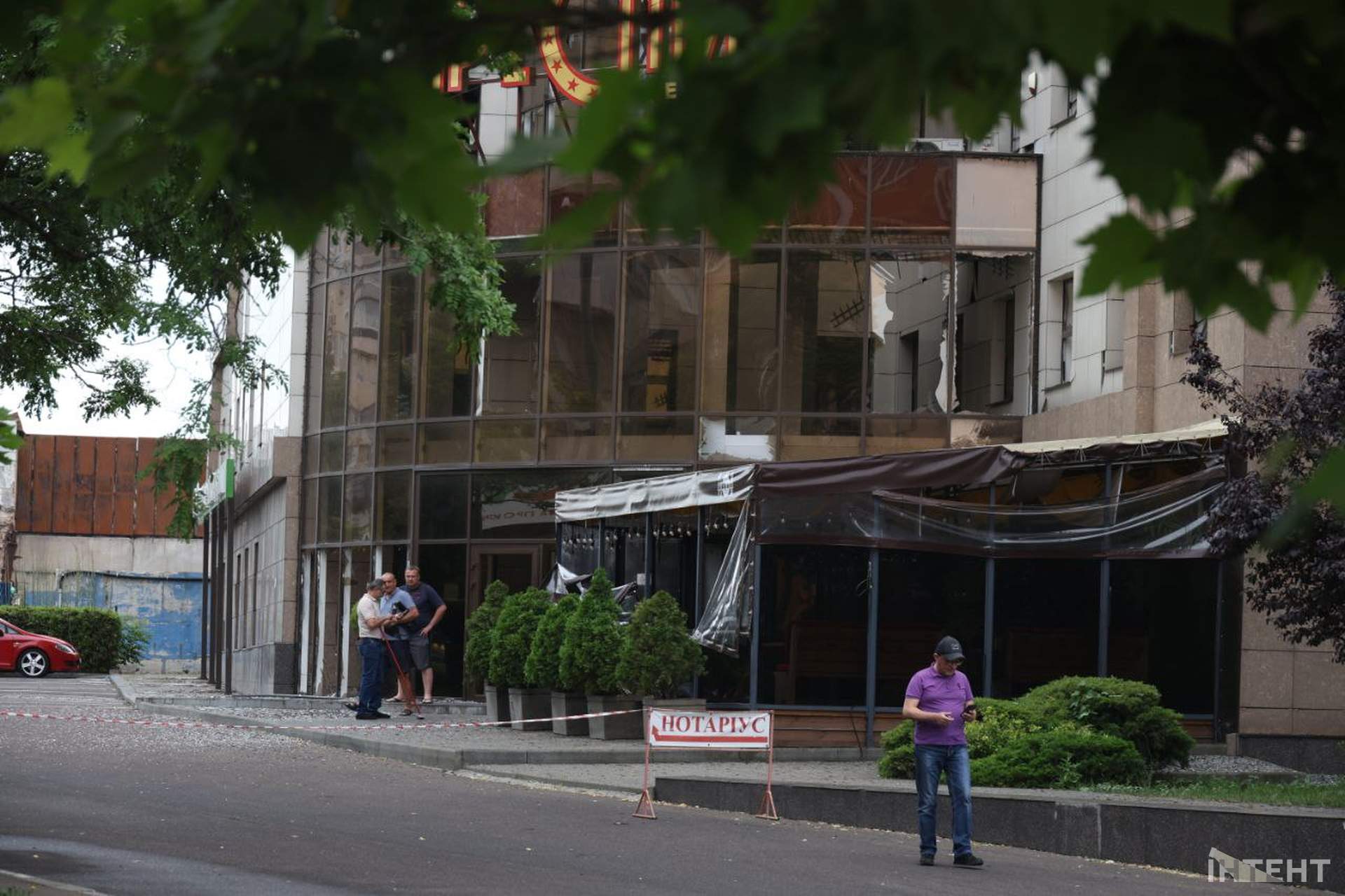 Наслідки влучання дрону в багатоповерхівку в Одесі у світлинах Інтента