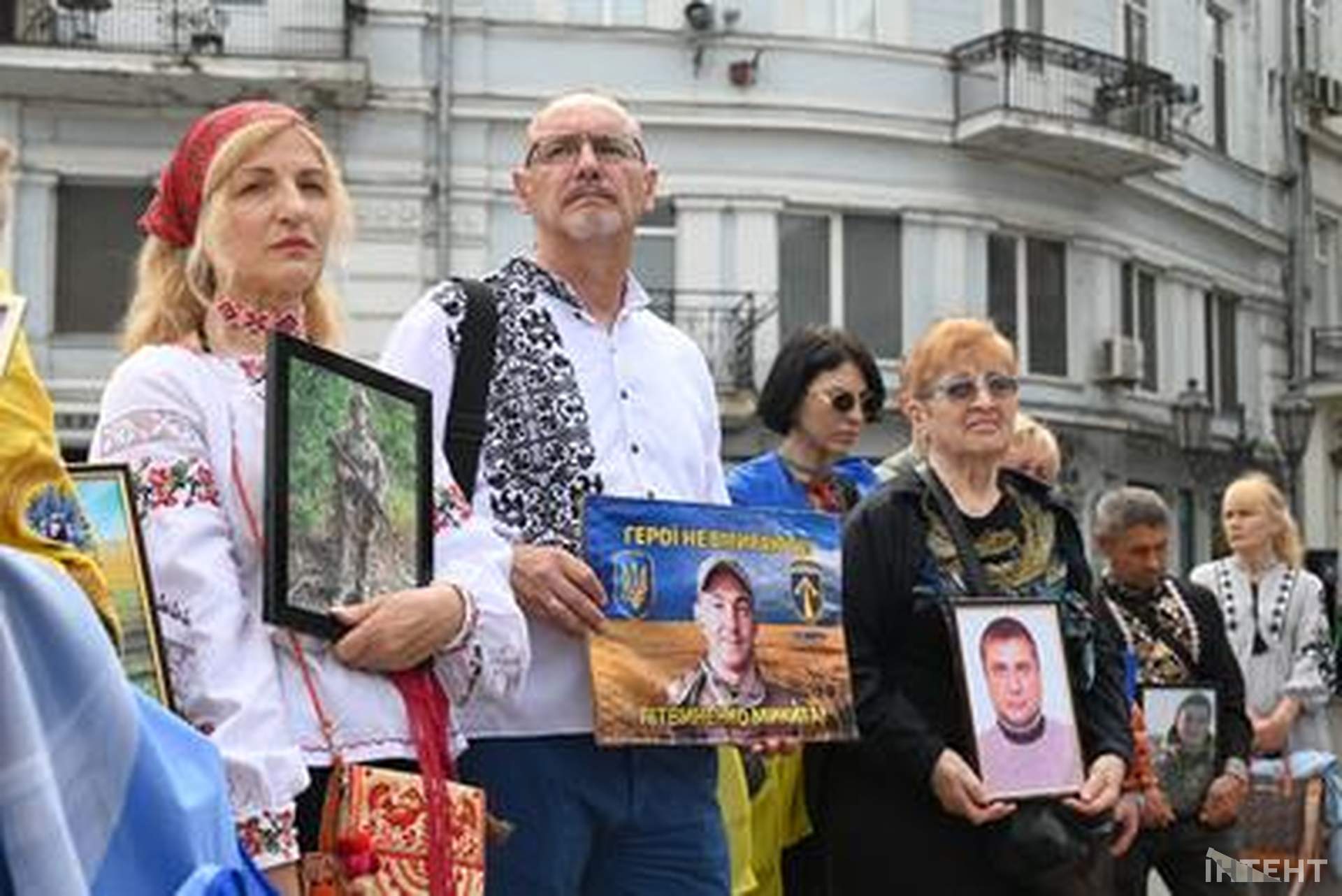 Лампадки, стрічки та хода пам’яті: в Одесі відбулася акція до Дня вишиванки