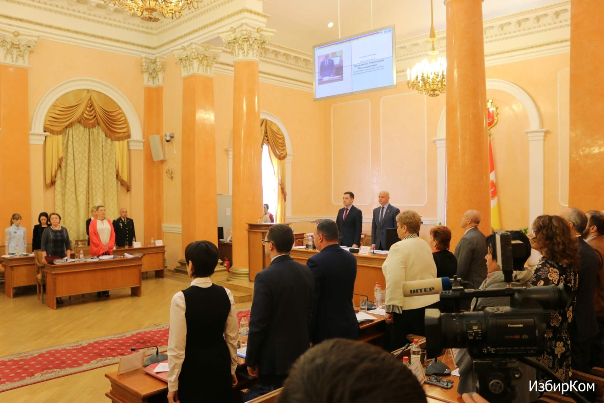 Сессия Одесского городского совета: "минирование", драка и повторное переименование улиц