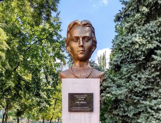 Погруддя Лесі Українці у Дніпрі. ФОТО: Вікіпедія