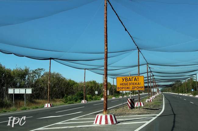 Антидронові сітки поблизу Херсона. Фото: IPC-Південь