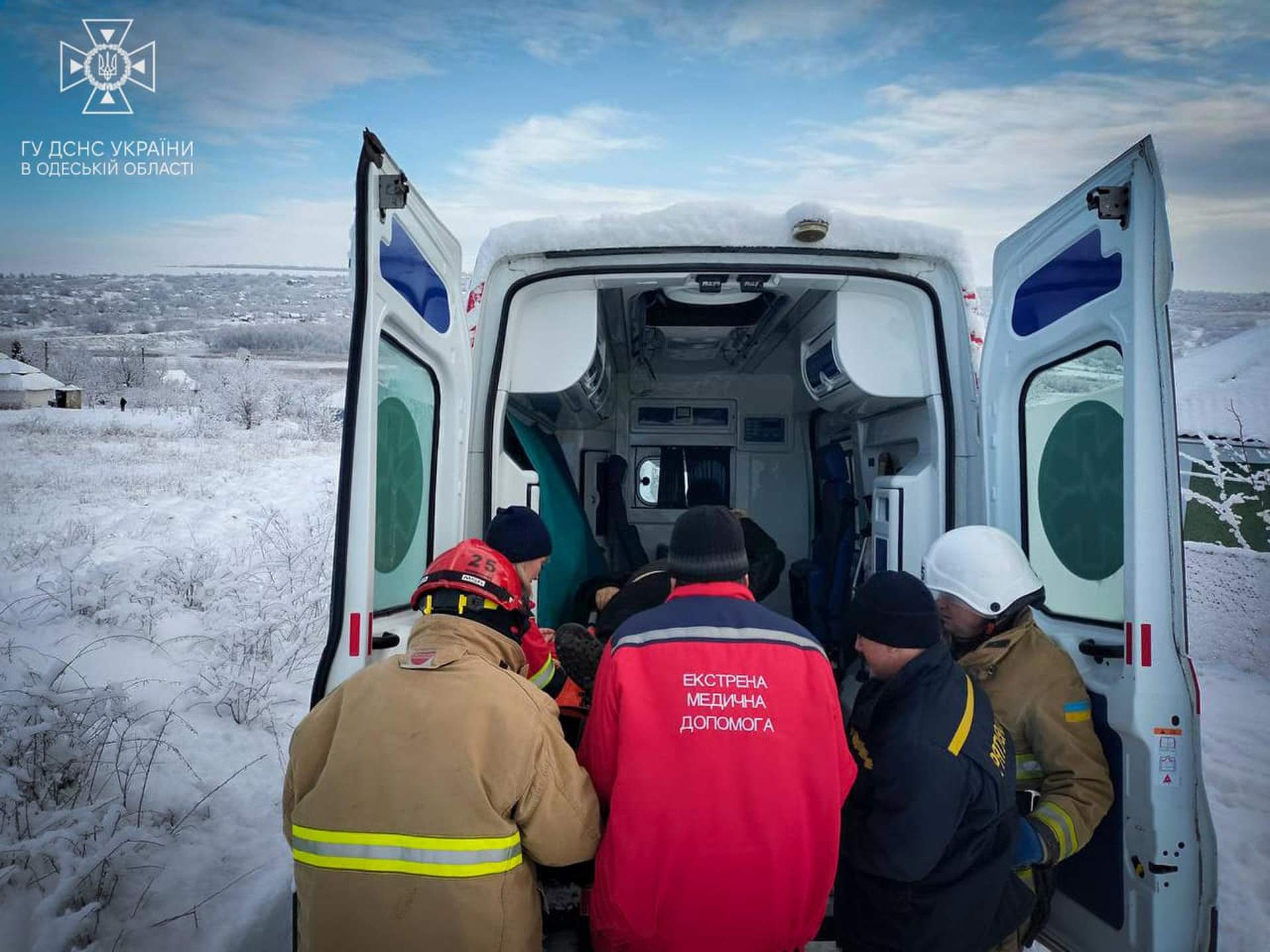 На Одещині рятували з засніженого села чоловіка, якому стало погано