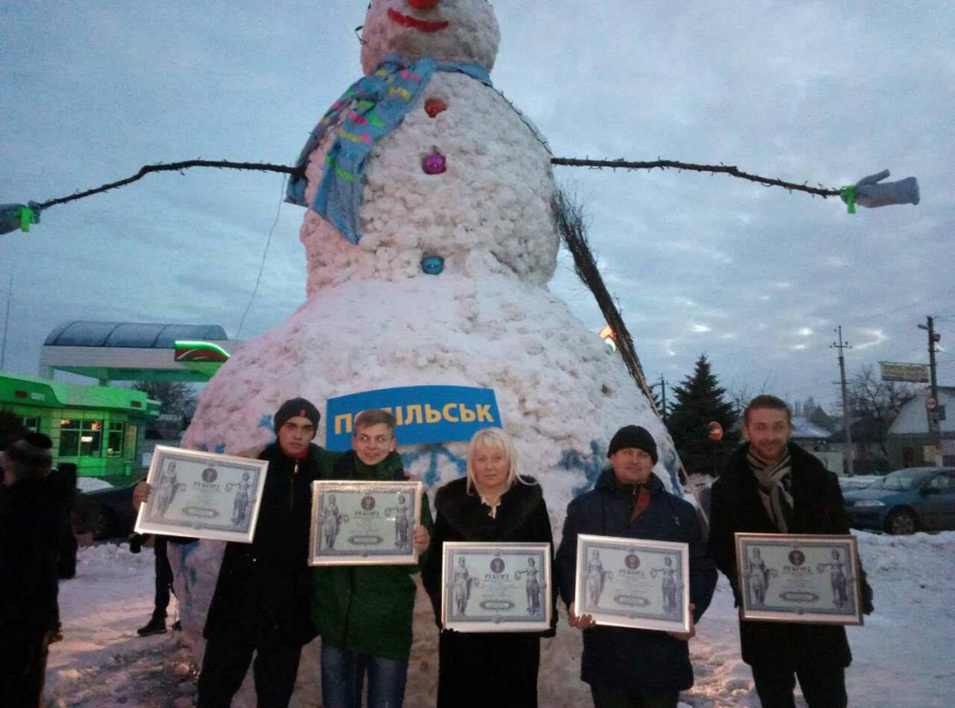 В Одесской области слепили рекордного снеговика