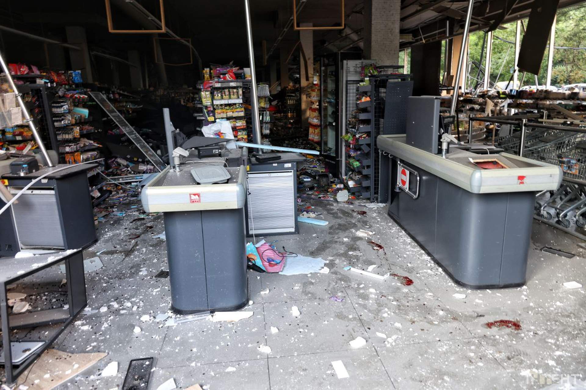 Внаслідок нічного обстрілу Одеси постраждали відділення банку та супермаркет