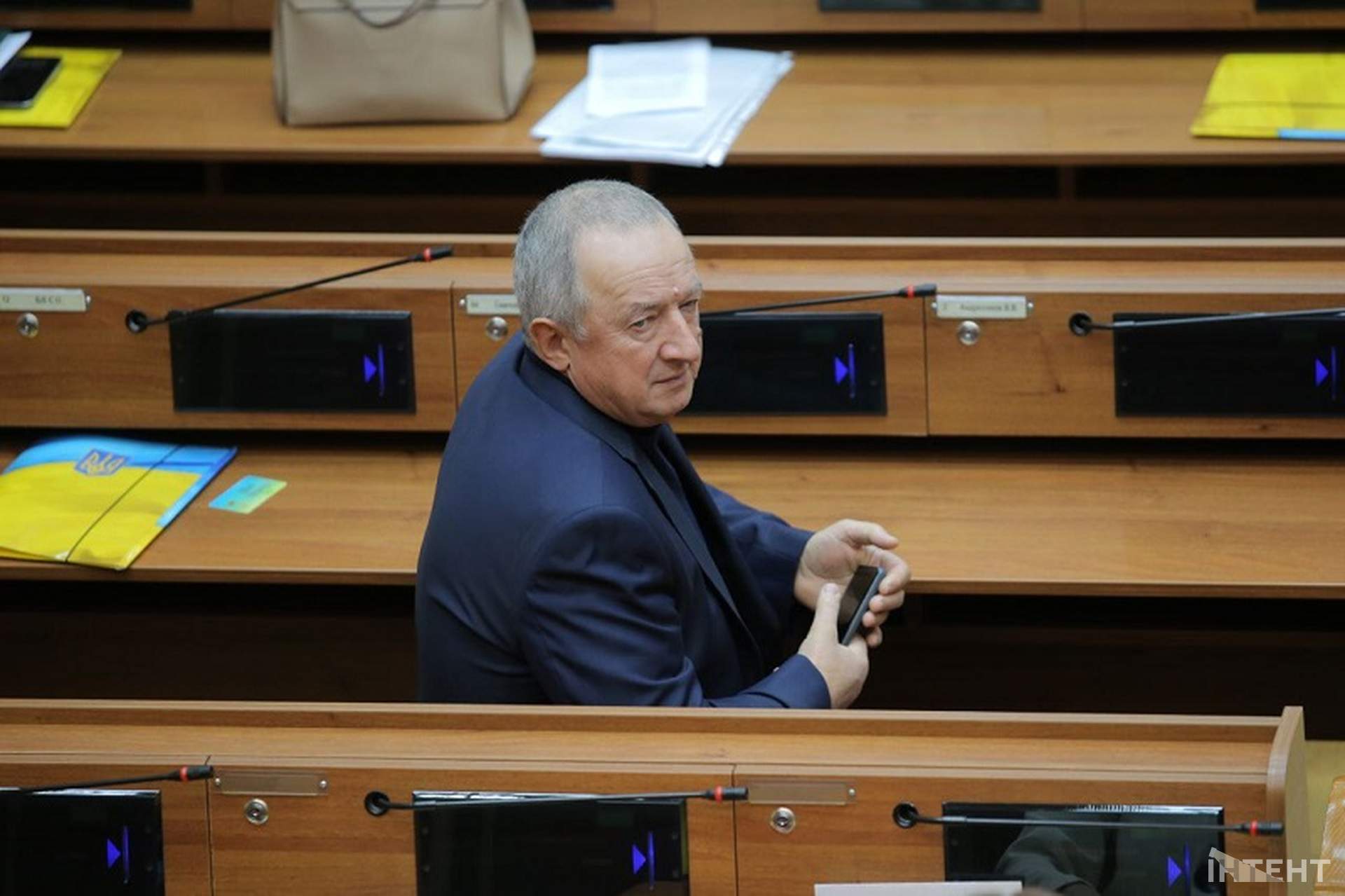 Шрапнель та невдалий перформанс: світлини з сесії Одеської облради