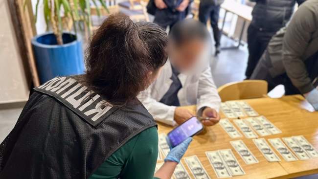 Затримання на хабарі. ФОТО: od.npu.gov.ua