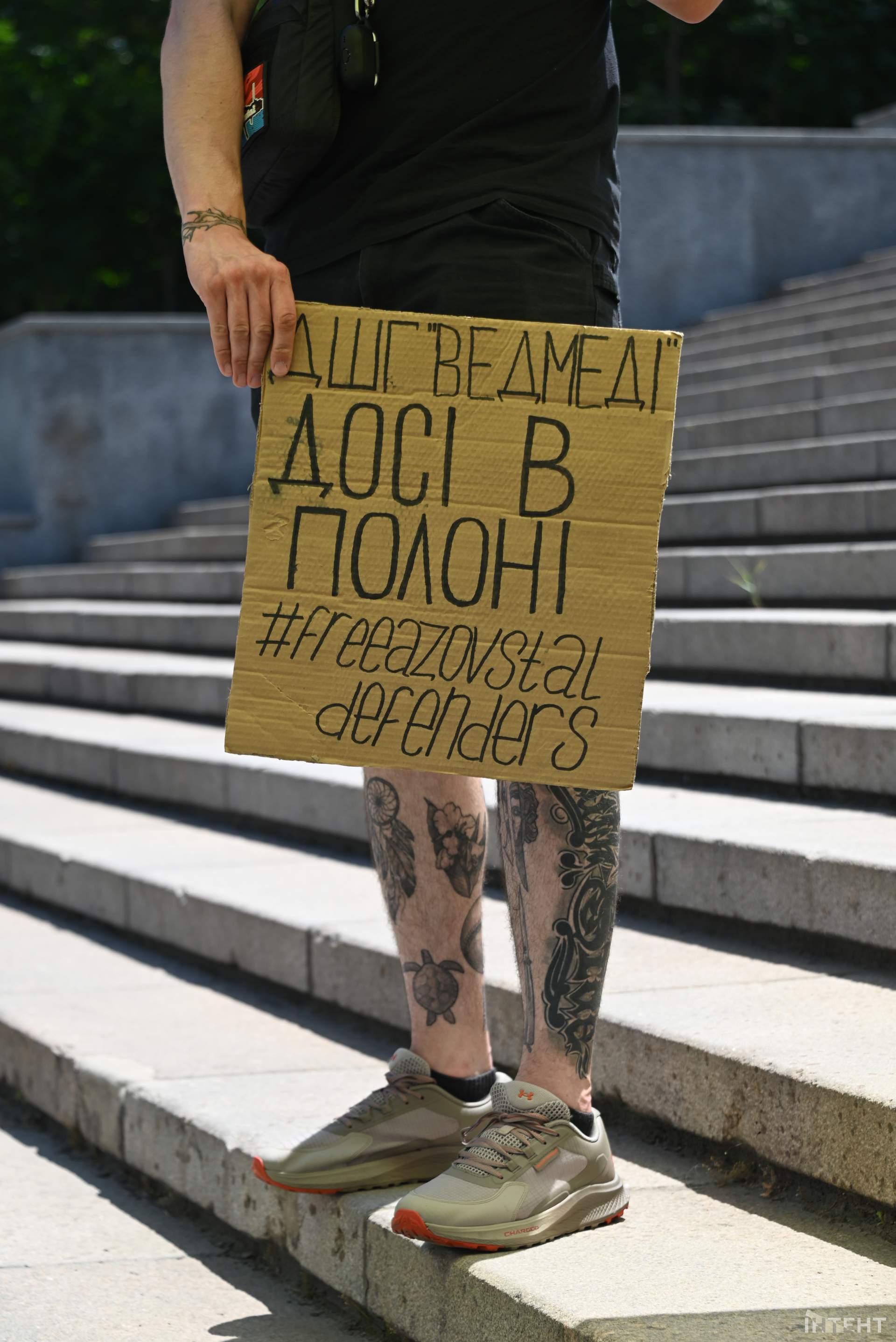 Родичі полонених розгорнули в Одесі 100-метровий прапор до Дня Конституції