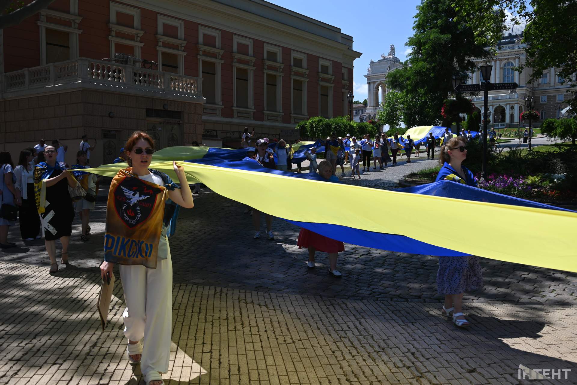Родичі полонених розгорнули в Одесі 100-метровий прапор до Дня Конституції