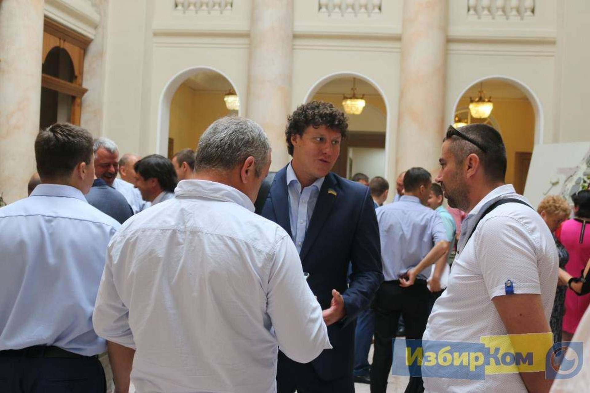Неожиданная сессия Одесского горсовета: оцепление вокруг мэрии и сбор ради одного вопроса