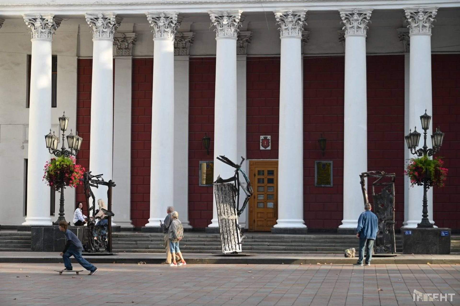 В Одесі перед мерією показали скульптури Реви з металу, пробитого уламками