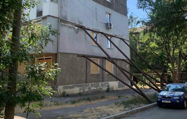 Пошкоджений підʼїзд багатоповерхівки. ФОТО: Анастасія Склярова