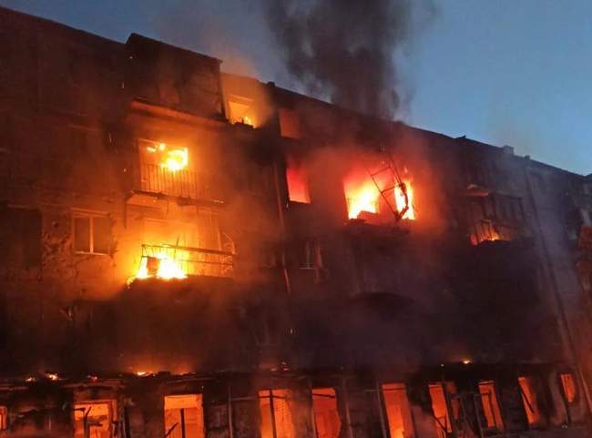 Оккупанты ударили по многоэтажке в Херсоне: есть погибшая и пострадавшие