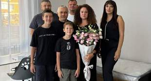 Родині вбитого російською ракетою одеського медика віддали ключі від подарованої квартири