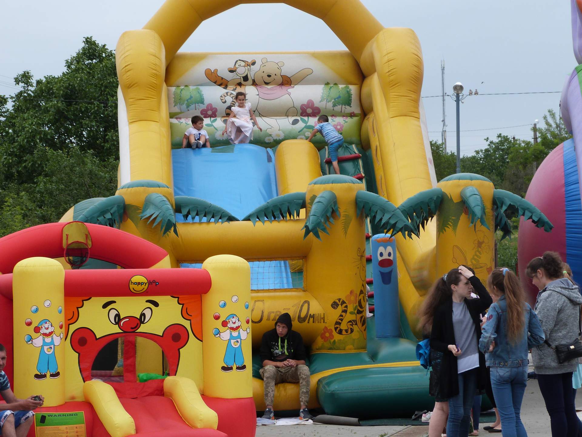 Під час фестивалю вуличного мистецтва у Доброславі відкрили металеву "перлинку"