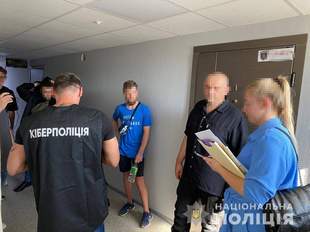Правоохоронці розкрили в Одесі ботоферму: її організували батько й син