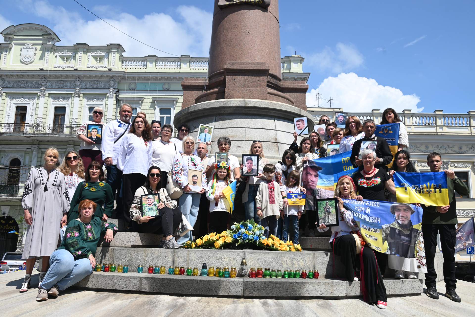 Лампадки, стрічки та хода пам’яті: в Одесі відбулася акція до Дня вишиванки