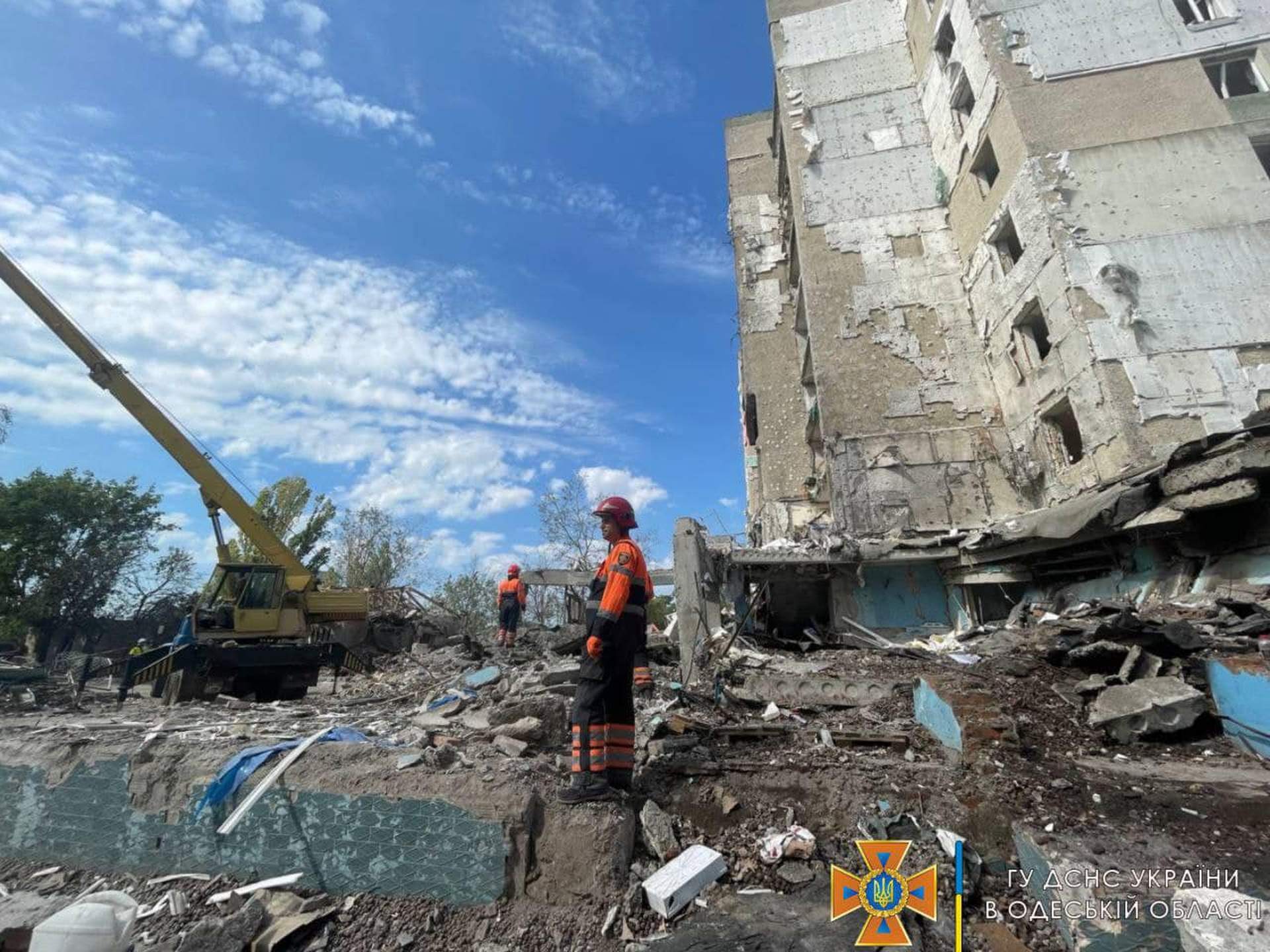 У Сергіївці на Одещині після ракетного обстрілу продовжують розбирати завали