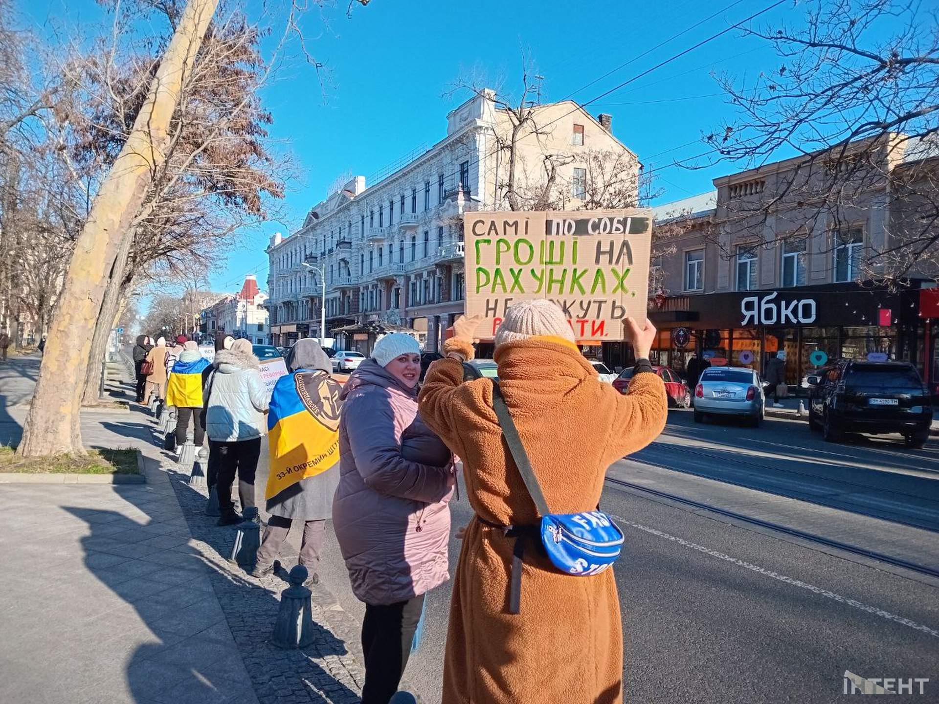 Фронт наближається: в Одесі протестуючи проти недоречних закупівель стояли вздовж вулиці