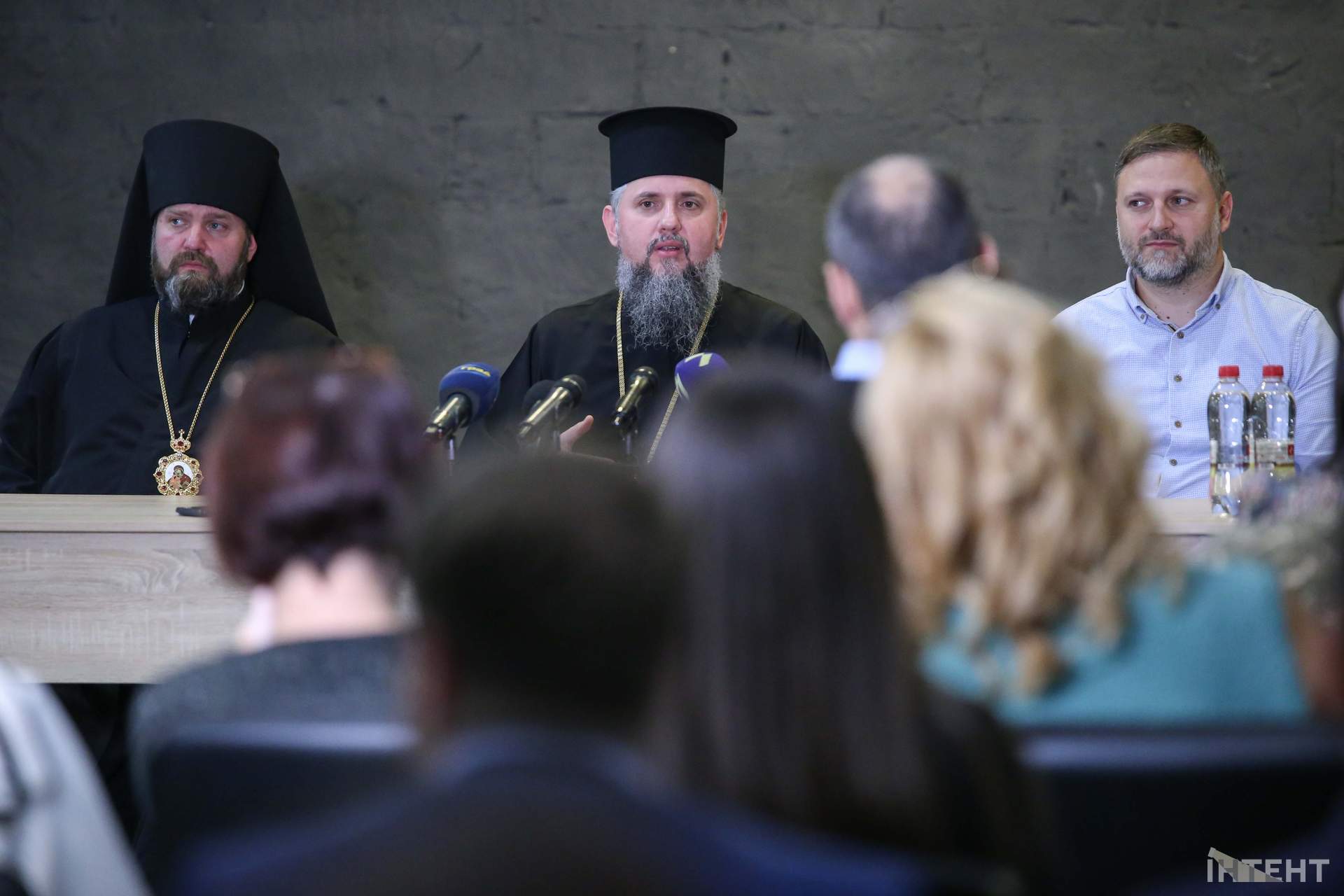 "Коли нас багато, ми можемо творити чудеса": Митрополит Епіфаній зустрівся з волонтерами