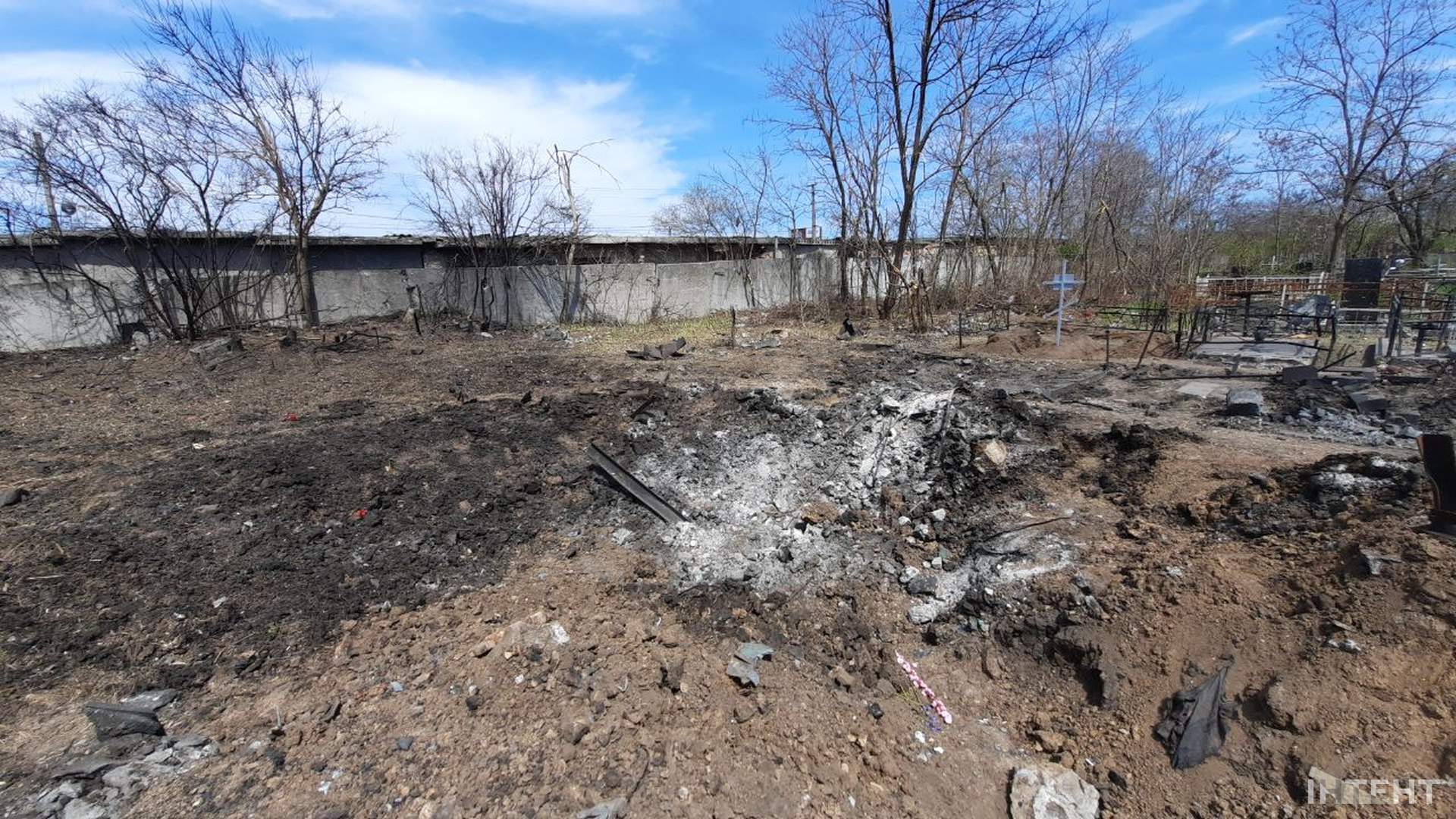 Як виглядає частина одеського кладовища, куди влучила російська ракета