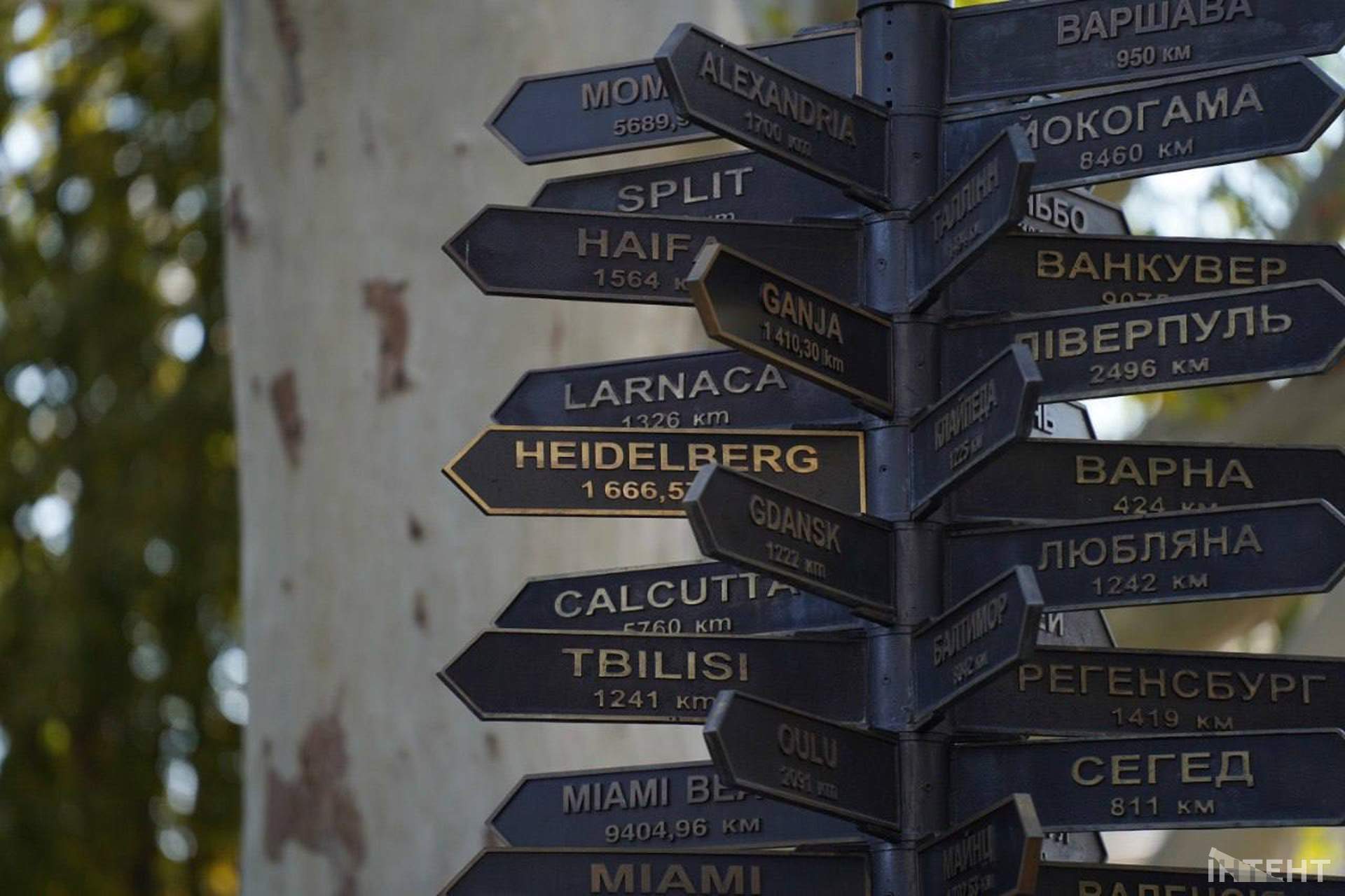 В Одесі на покажчику міст-побратимів зʼявилися нові назви