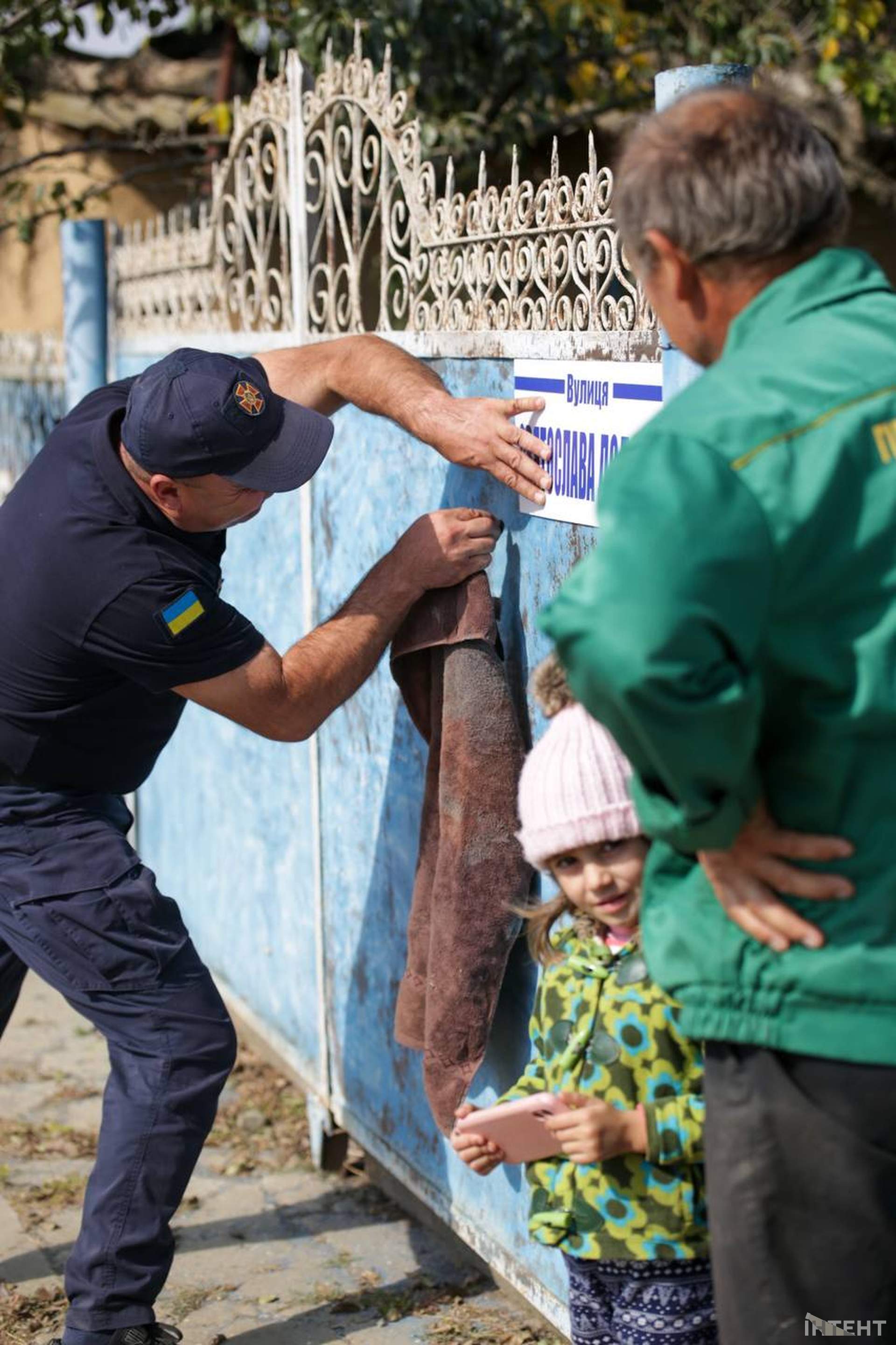 Рятувальники Одещини замінили таблички на вулиці, названій на честь загиблого колеги