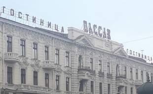 Одесский Пассаж потерял русскоязычную вывеску после жалобы о нарушении закона