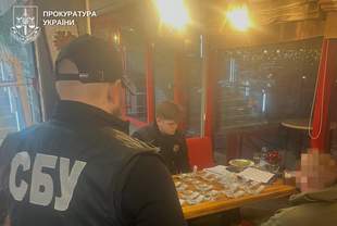 Працівник критичної інфраструктури Миколаївщини брав хабарі за бронювання