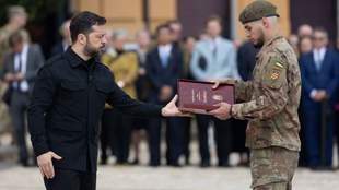 Зеленський нагородив захисників Одещини та Херсонщини до Дня Конституції