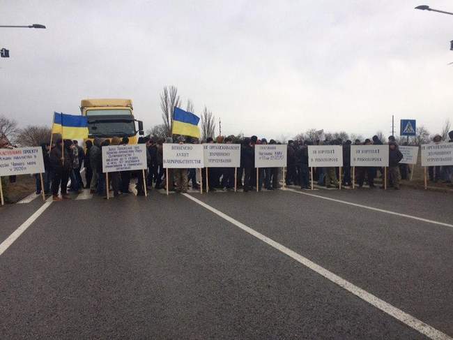 Рыбаки перекрыли трассу в Одесской области, обвиняя в коррупции Госрыбагентство