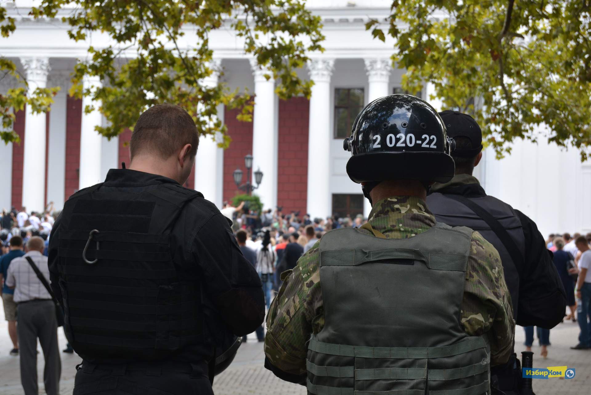 Сессия Одесского городского совета: потасовки с митингующими и попытки экс-нардепа попасть в здание мэрии