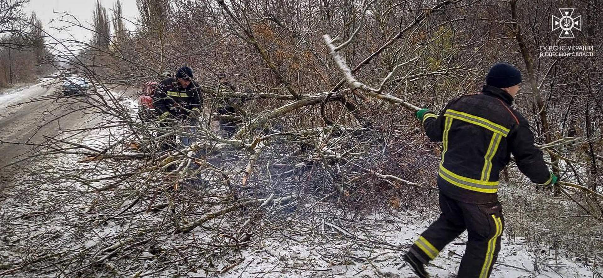 Заборонений рух трасами та знеструмлення: на Одещині вирує негода