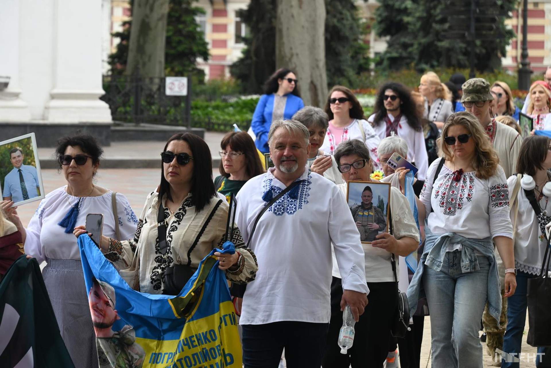 Лампадки, стрічки та хода пам’яті: в Одесі відбулася акція до Дня вишиванки