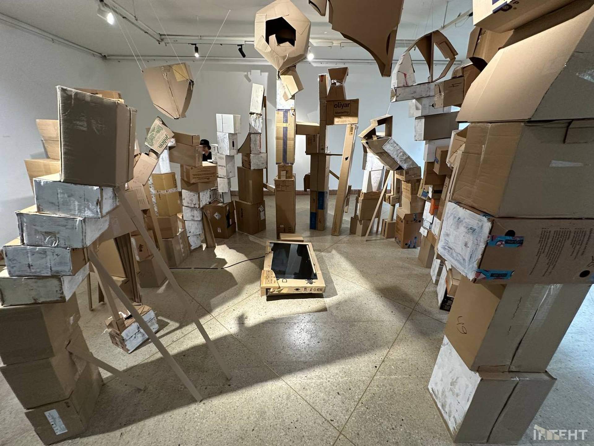 Є й одесити: у Львові стартувала художня виставка на три поверхи