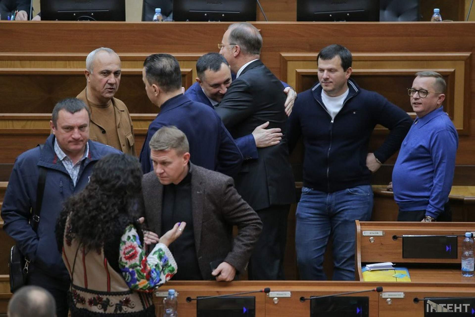 Шрапнель та невдалий перформанс: світлини з сесії Одеської облради