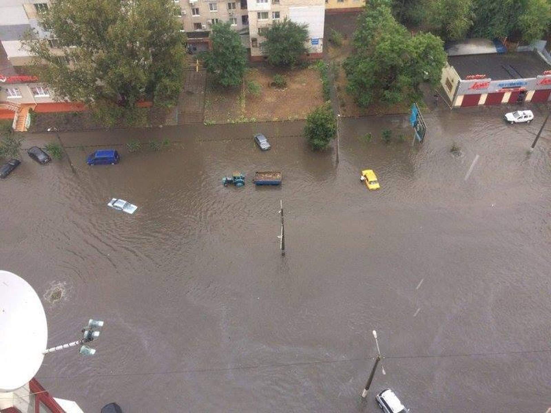 Дождь традиционно спровоцировал в Одессе транспортный коллапс
