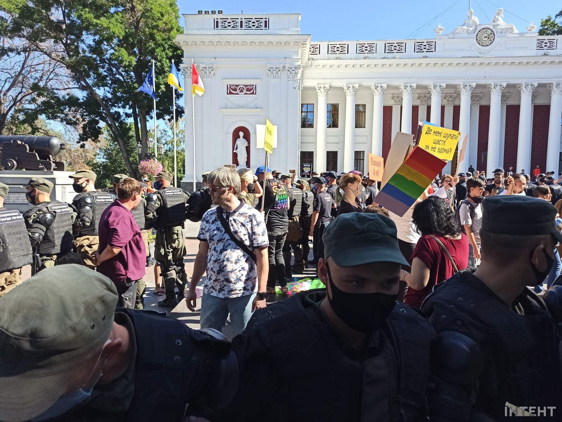 Акція в рамках "Одеса Прайду": протистояння біля мерії