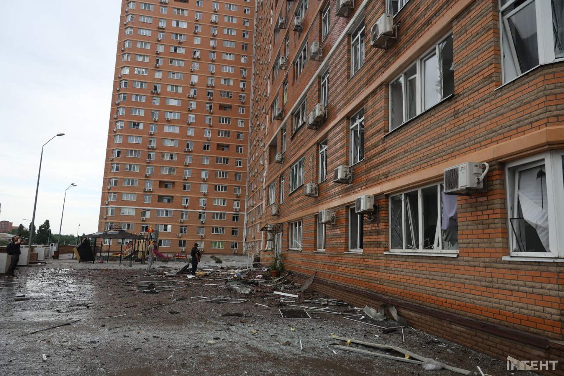 Наслідки влучання дрону в багатоповерхівку в Одесі у світлинах Інтента