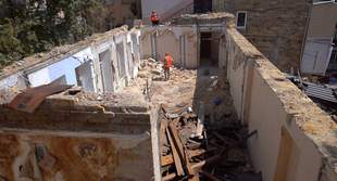 В центре Одессы начали восстанавливать дом несколько раз поврежденный ударами рф