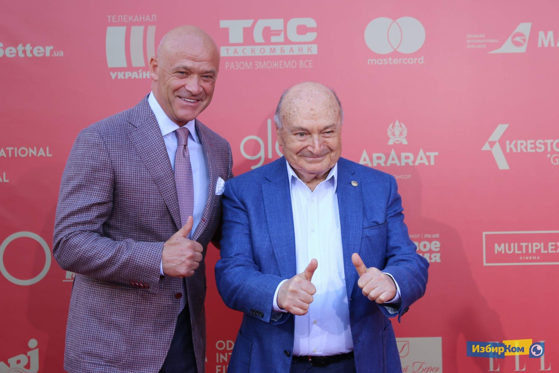 Красная дорожка кинофестиваля: Катрин Денев, Эйдан Тернер и Михаил Жванецкий